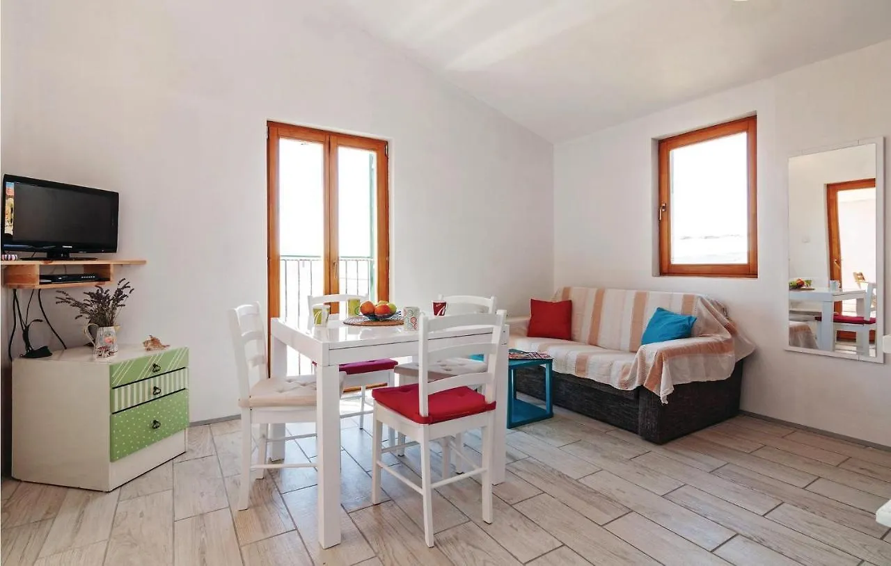 Cozy Apartment In Maslenica With Kitchen